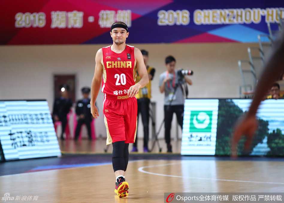 亚当斯运球推进,他像一台精密的发动机,面对包夹依然从容,眼神犀利地观察着队友的跑位