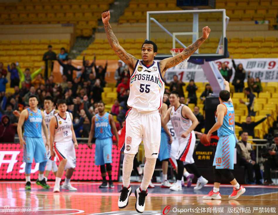 布朗化身救世主，终场前一秒三分打板神奇绝杀！佛山主场瞬间陷入疯狂。