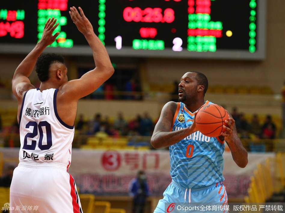 兴奋的佛山将士们紧紧相拥，这场意料之外的胜利让替补席彻底陷入狂欢。