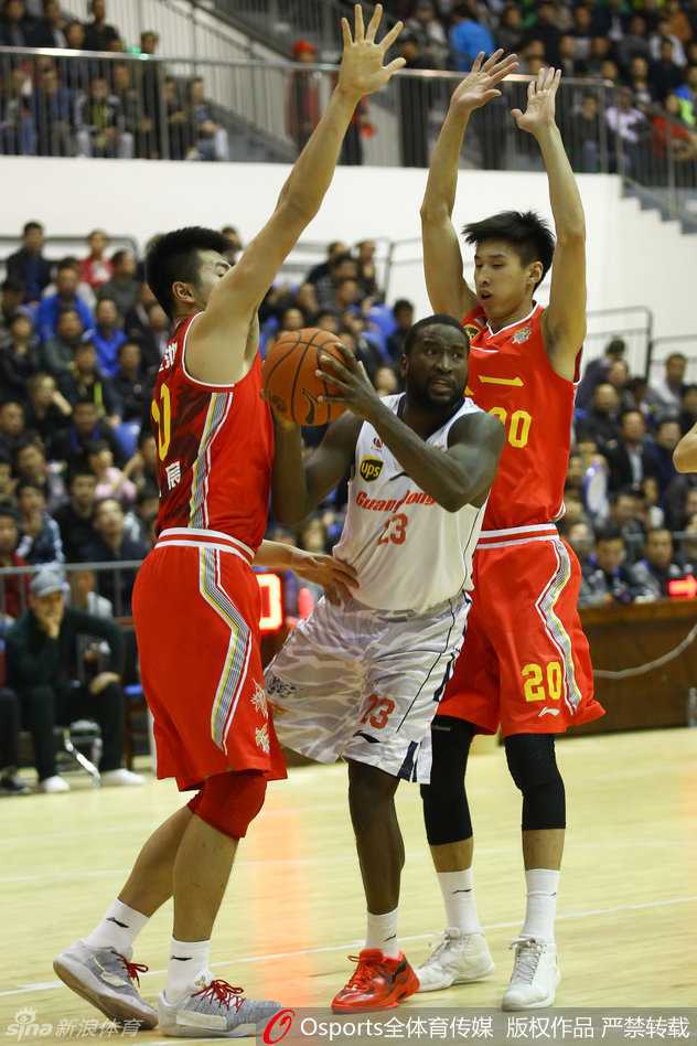 八一队主帅阿的江在场边神情凝重地指挥战斗，他标志性的帽子下是一双洞察秋毫的眼睛，仿佛在运筹帷幄，调度着这支年轻军团的每一次攻防。