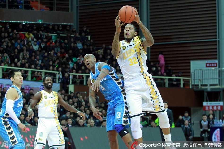 方硕在人群中牢牢护住球权，面对对手的长臂干扰，他重心压低，寻找将球安全转移给队友的机会。