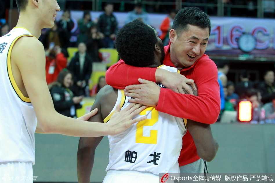 帕戈在投进压哨绝杀后，张开双臂疯狂奔跑庆祝，身后的计时器红灯亮起，全场球迷陷入沸腾的海洋。