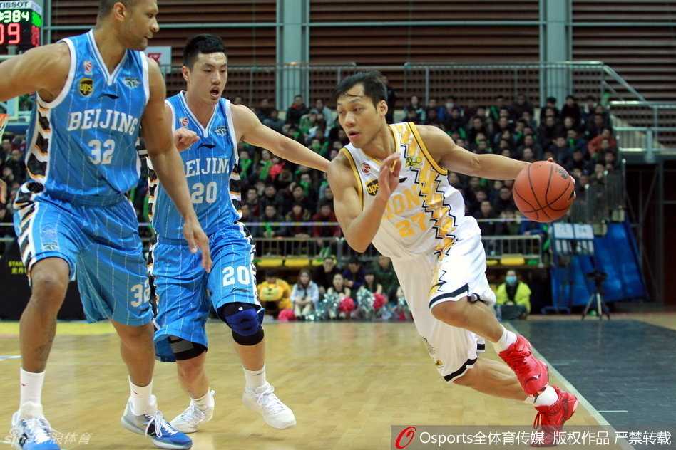 林志杰利用节奏变化，如利刃般强行突破北京队的防线，他弓着身子，准备杀入内线上篮。
