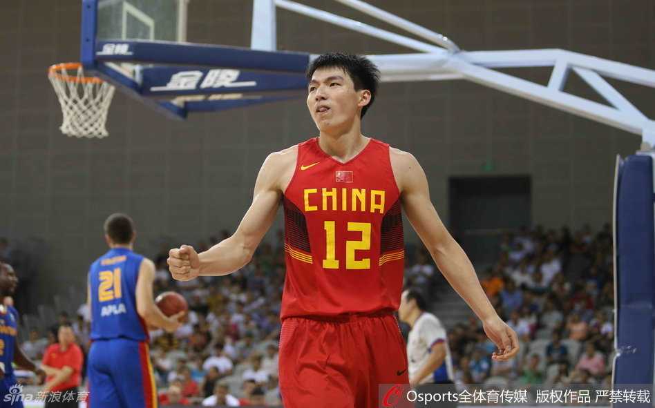 胡金秋在队友的掩护下，迅速空切至篮下准备接球，格鲁吉亚防守球员奋力贴防却依然无法阻挡他的前进路线。