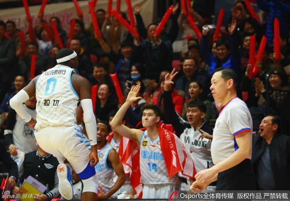 布莱切篮下强打造杀伤，怒吼庆祝霸气外露，队友纷纷上前击掌