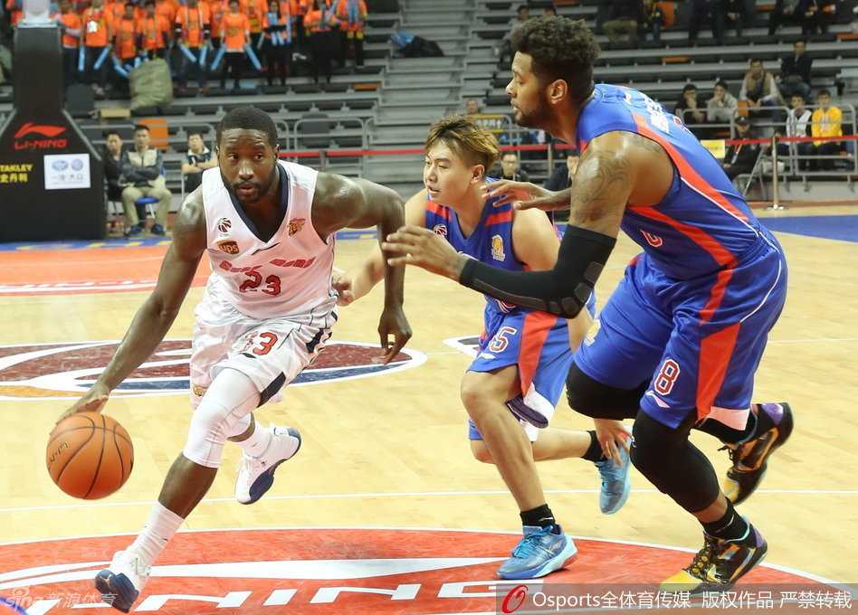 赵睿如同尖刀一般杀入辽宁队重重防线，在身体对抗中扭成麻花状依然将球高高抛起。