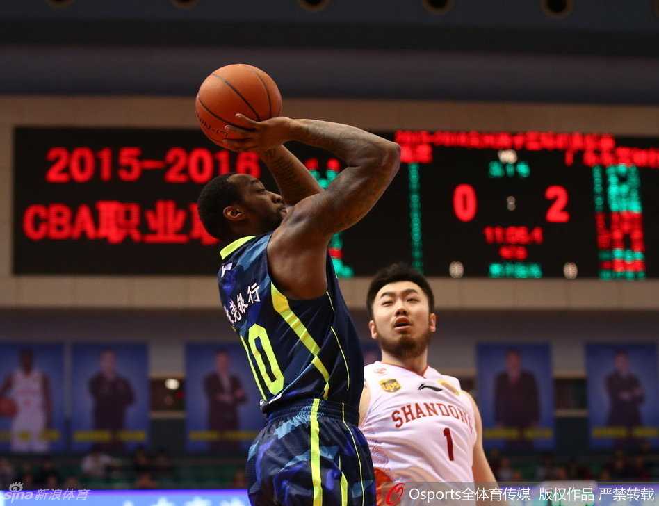 董瀚麟旱地拔葱般跃起，送给对手一记擎天火锅