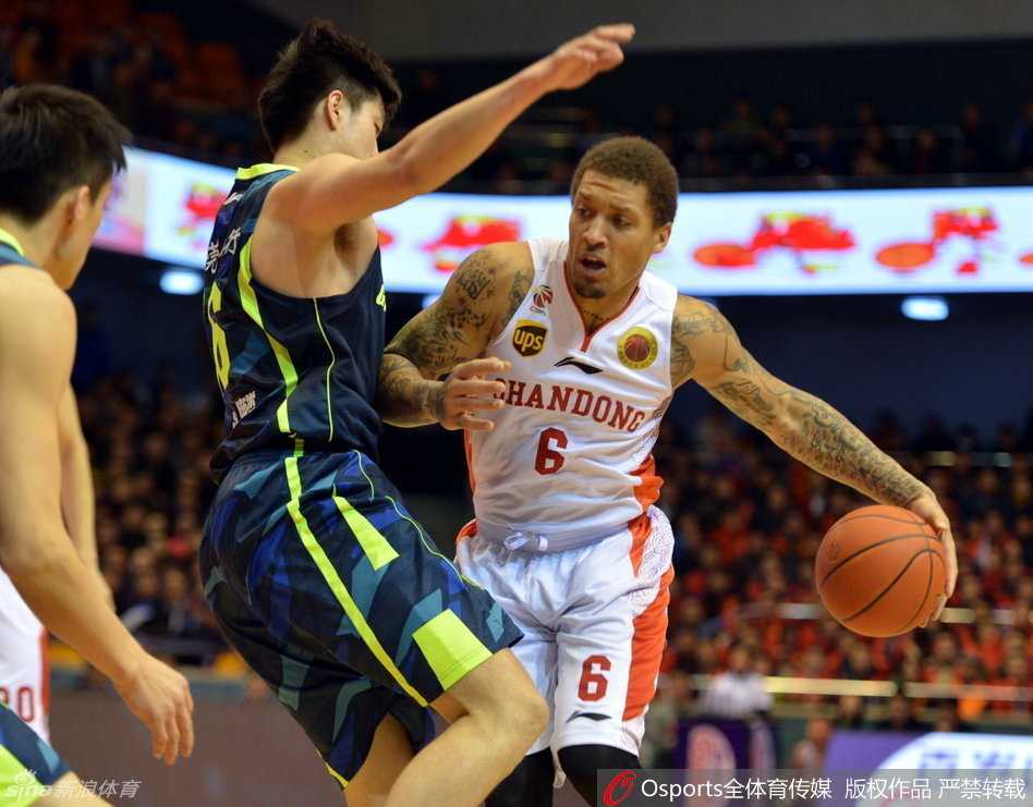 朱芳雨沉着冷静地在外线持球，眼神坚定寻找队友