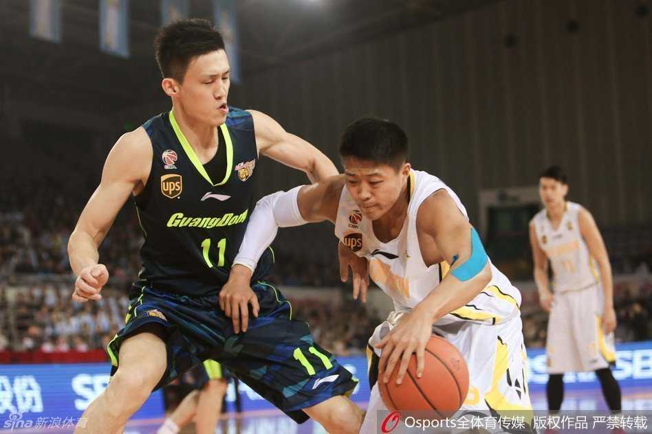 面对双人包夹，易建联毫无惧色，凭借强悍的核心力量强行起跳，在对抗中将球稳稳送入篮筐，霸气尽显。