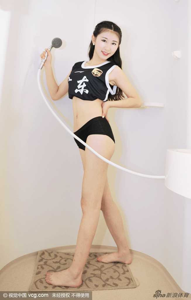 浴室水汽氤氲间，啦啦队员身着休闲装束展露灿烂笑容，以别出心裁的写真形式传递对广东宏远六连胜的坚定支持