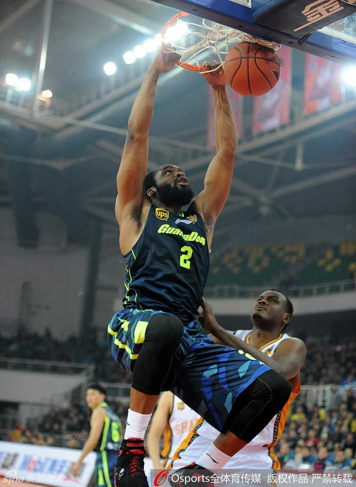 易建联篮下拉杆上篮美如画，灵动闪避封盖