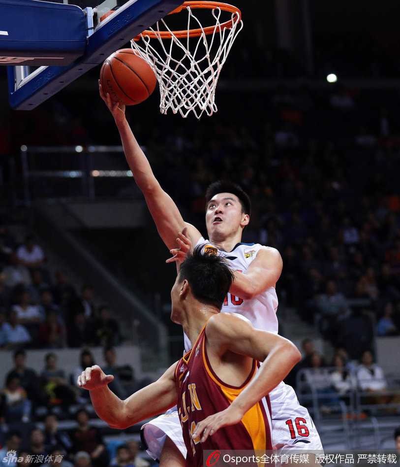 董瀚麟篮下单打，强硬顶开防守，勾手投篮一气呵成