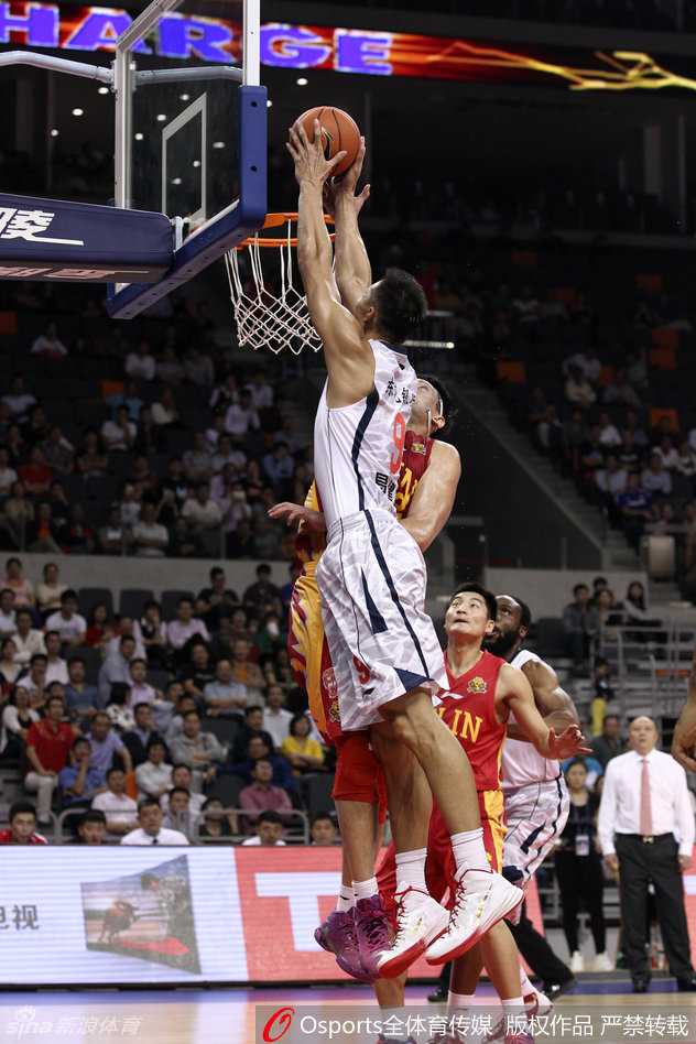 外援威廉姆斯持球突破防线，霸气完成单臂战斧式灌篮