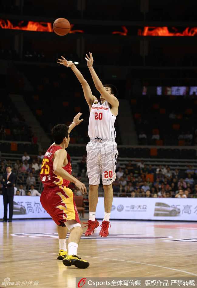 任骏飞在三分线外果断出手，皮球应声落网，为球队添上关键三分