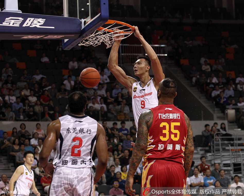 易建联高高跃起双手大力灌篮，对手只能无奈仰望，篮筐都仿佛在颤抖