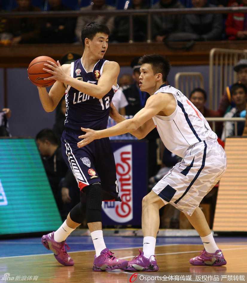 易建联腾空而起宛如泰山压顶，以一记遮天蔽日的封盖拒绝了深圳队的上篮，守护着广东队的禁区。