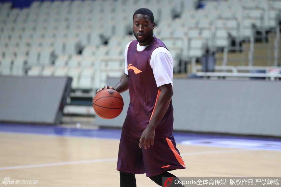 易建联在中距离完成跳投，身体在空中完全舒展，手指轻柔地指向篮球飞出的方向，球在空中划出一道美妙的弧线。