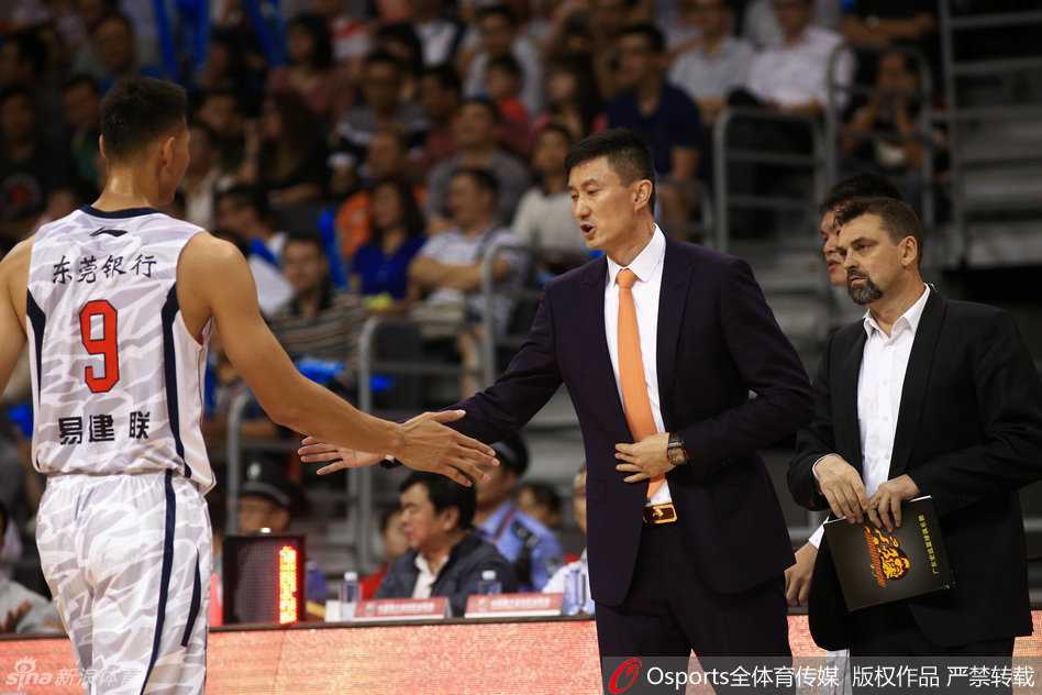 内线大将布泽尔用他标志性的稳健步伐主导着球队的进攻节奏，他的每一次背身单打都吸引着对手的包夹防守。