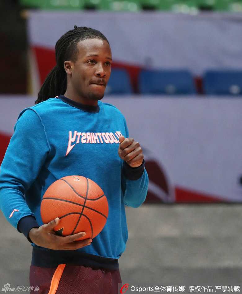 汗水顺着福特森的脸颊滑落，但他的眼神依然明亮而坚定，脸上洋溢的自信仿佛在告诉所有人，他已经为接下来的硬仗做好了万全准备，状态饱满至极。