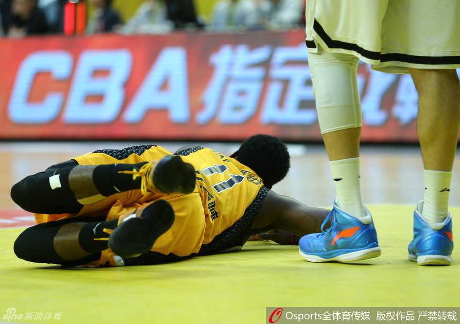 福特森如尖刀般杀至篮下，面对长人防线强行上篮