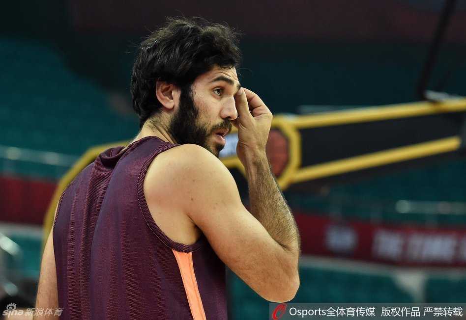 老将巴赫拉米心情愉悦地在场边指导小将范子铭，他用丰富的经验为年轻队员讲解跑位，仿佛一位场上教练。