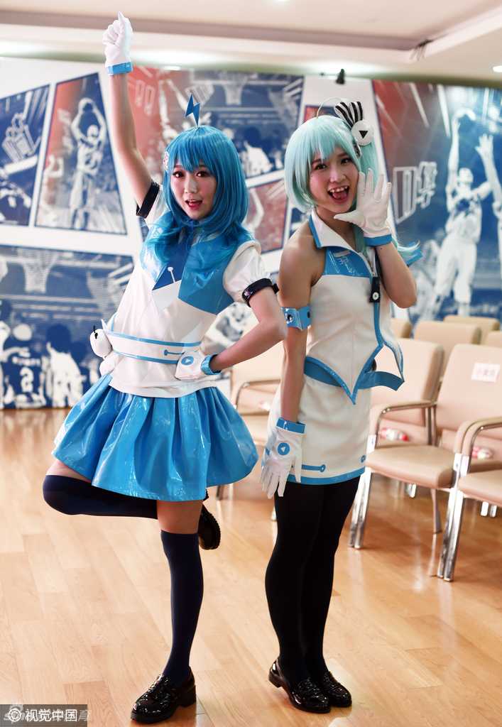 在上海男篮源深体育馆的出征仪式上，几位装扮成B站知名形象2233娘的Coser，穿着蓝白相间的水手服，伴随着欢快的动漫音乐在舞台中央跳起了宅舞，瞬间点燃了现场年轻观众的热情。