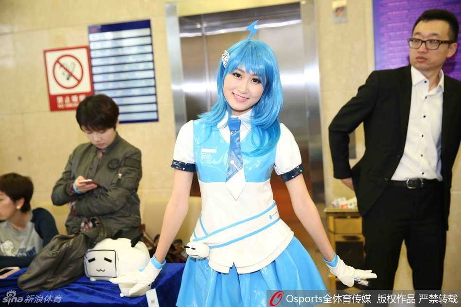 除了主舞台的表演，在球员通道和观众席入口处，随处可见身着动漫应援服的女孩们。她们手持应援棒，与过往的球迷互动合影，仿佛将秋叶原的街头文化直接搬运到了CBA的赛场边，让原本充满雄性荷尔蒙的篮球馆多了几分俏皮与活力。