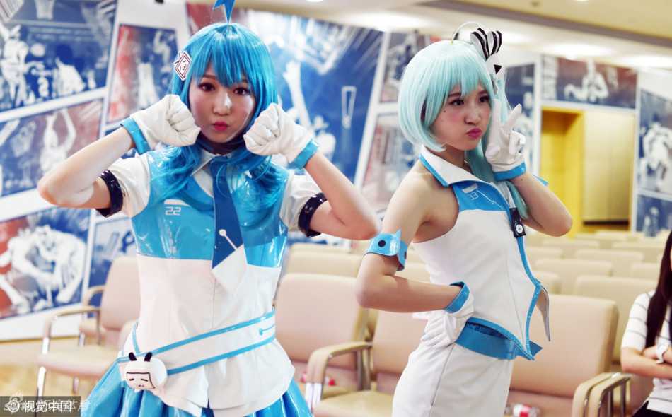 不仅是舞台上的表演者，就连签到台和嘉宾区都充满了二次元的元素。几位身着精致动漫服饰的女孩作为迎宾人员，正在为到场嘉宾引导签到，她们的出现让常年报道体育的老记者们也忍不住拿起手机拍照，直呼‘活久见’。