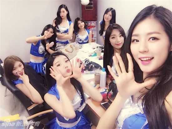 朴姬兰温柔怀抱着她的爱犬，眼神中流露出满满的宠溺，仿佛邻家姐姐般亲切可人。