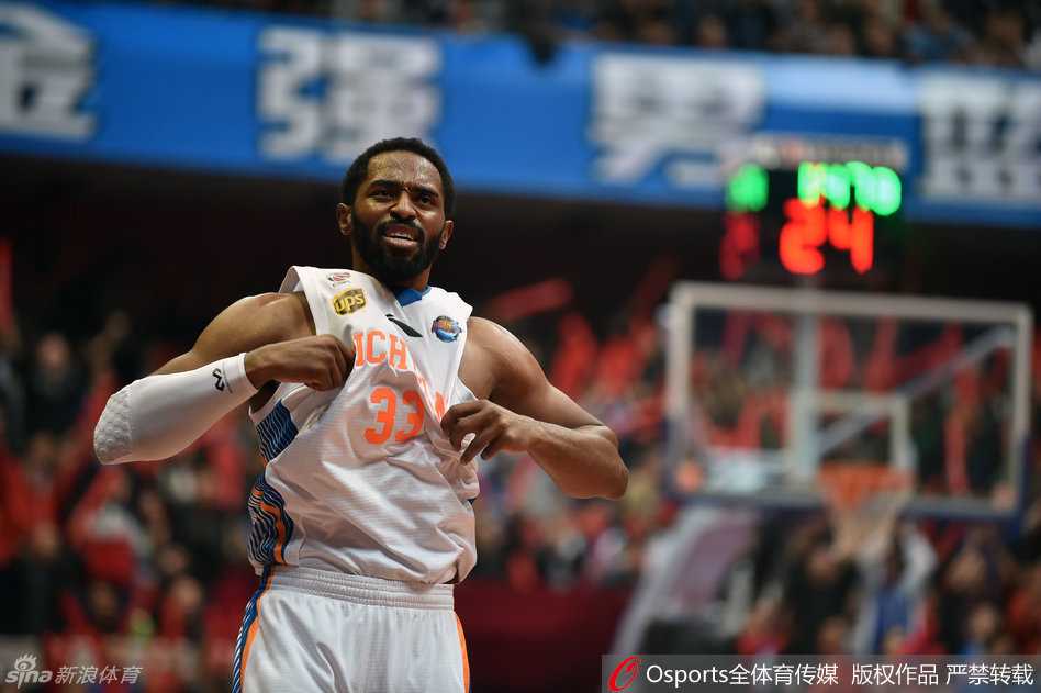 四川外援哈里斯在辽宁男篮严密防守下依然强行突破，眼神中透露出必胜的坚定与杀伐决断的霸气