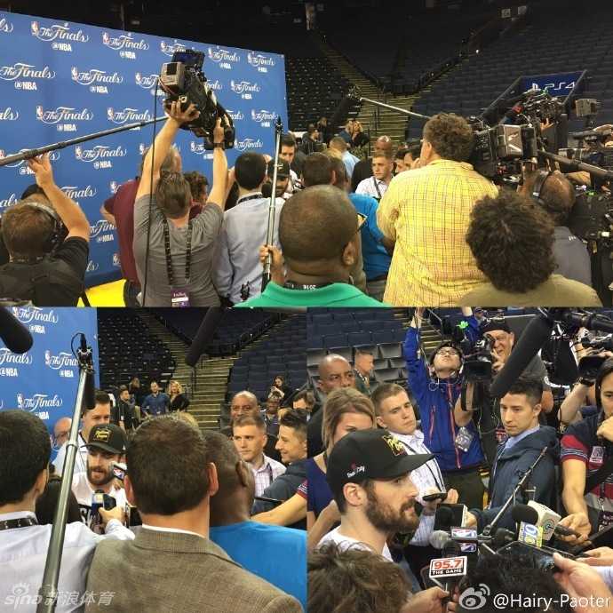 在众多记者的包围圈中，勒布朗·詹姆斯弯下腰系紧鞋带。周围的闪光灯此起彼伏，但他完全不为所动，专注于自己的身体状态。这一刻，他是媒体的焦点，更是决定总决赛走势的绝对核心。