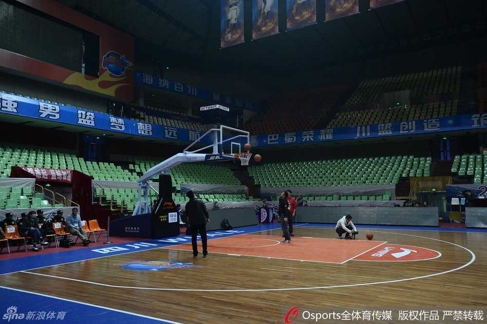 空旷的训练场内，数十名记者百无聊赖地站在场边或坐在观众席上，他们手中的相机无所适从，只能对着空荡荡的场地发呆，几名工作人员聚在一起交头接耳，讨论着辽宁队缺席的突发状况。