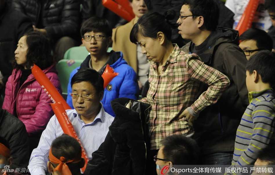 急救人员迅速就位，将氧气袋的导管小心翼翼地插入晕倒女球迷的鼻腔，周围的观众自觉留出空间，满眼都是担忧。