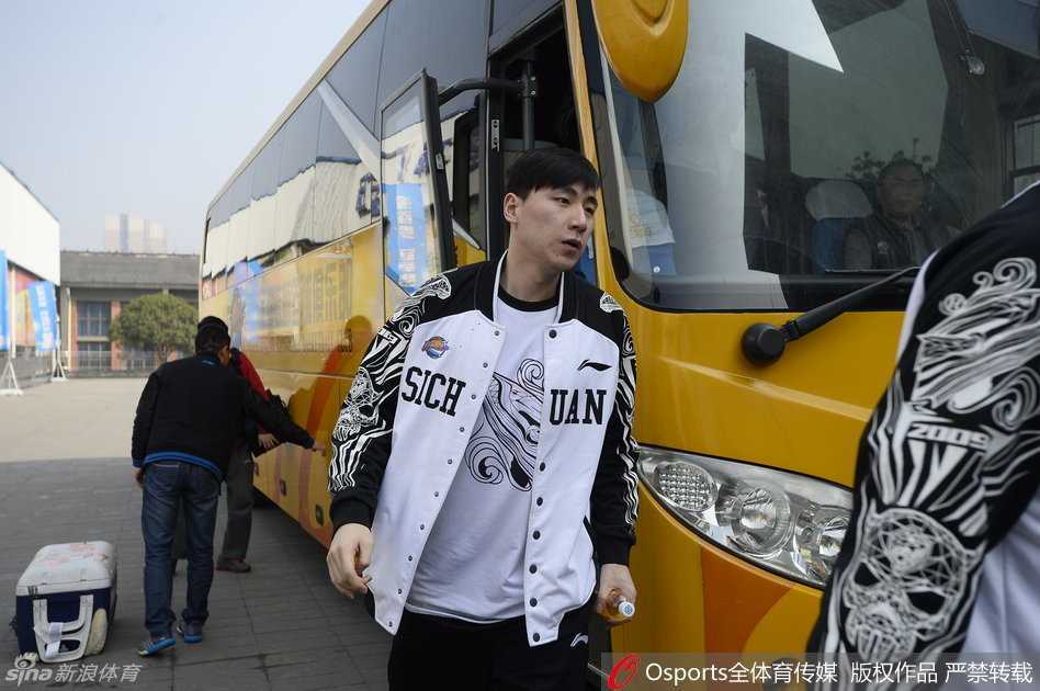 四川本土球员们列队走向训练馆，每个人的脸上都写着专注与平静，团队篮球的氛围在无声中传递。
