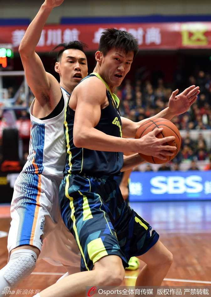 哈达迪在篮下如同巨塔一般，与对手进行着激烈的肌肉碰撞，眼神中充满了对胜利的渴望，拼抢中甚至顾不上手指的伤痛。