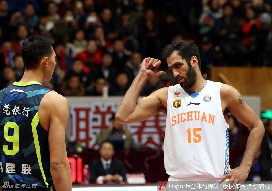 迪奥古和贾诚两人在篮下为了球权怒目相向，双手交织在一起，脸上写满了愤怒和不甘，火药味十足的场景让空气都凝固了。