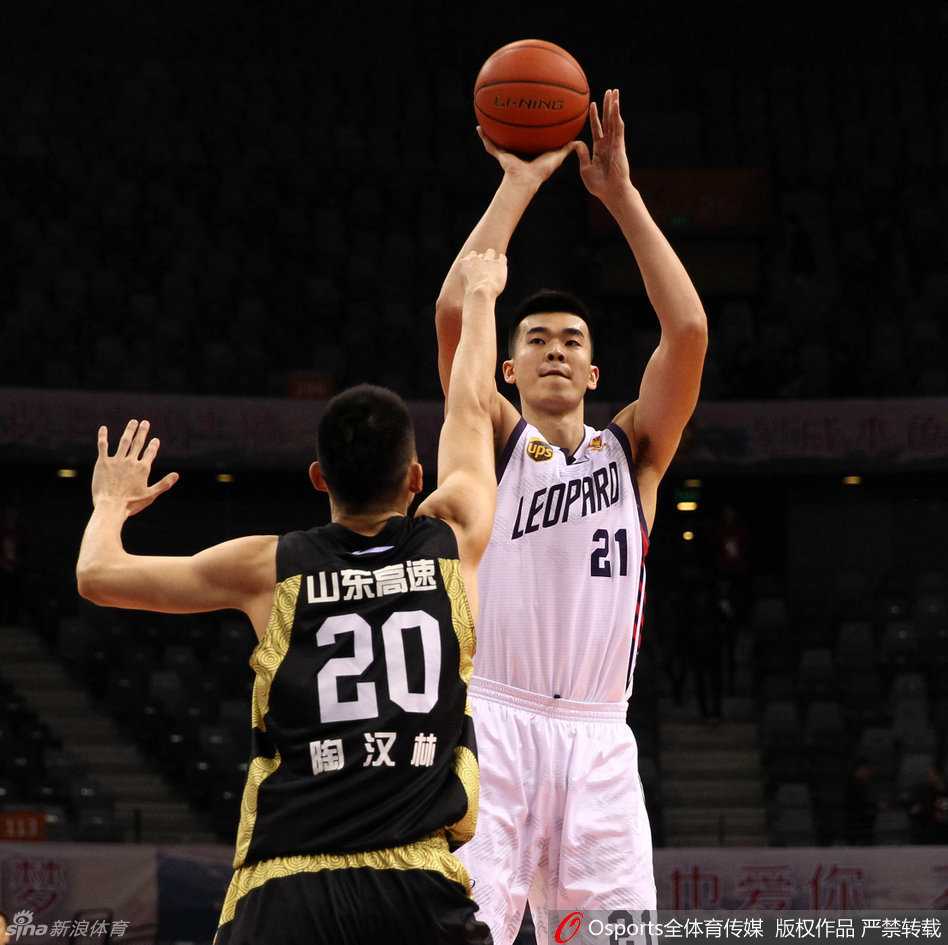 李慕豪高高跃起，双手抓住篮筐完成势大力沉的暴扣，身前的陶汉林虽全力防守但仍慢了一步，篮架在颤抖。