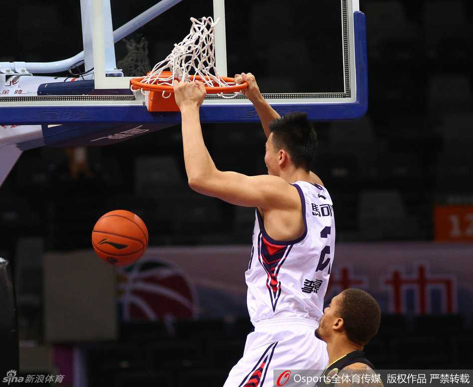 迈克尔·比斯利用标志性的变向运球晃开防守，强硬杀入禁区腾空上篮，身体在空中形成一道完美的弧线。