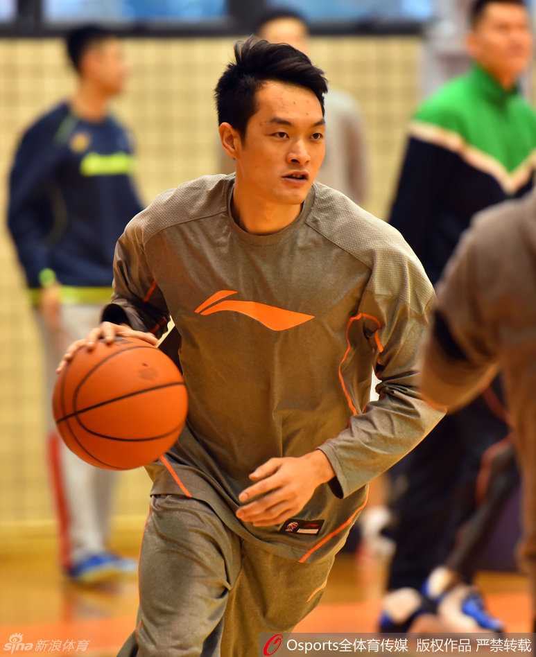 队长周鹏正在进行热身训练，汗水浸湿球衣，他在拉伸中保持专注，随时准备在攻防两端贡献力量。