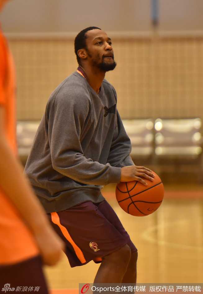 外援卡特在三分线外从容出手，皮球在空中划出优美弧线，他正努力通过投篮为球队提供火力支援。