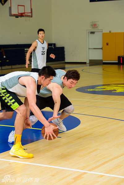 训练结束后，双方球员在中圈附近互相致意，体现了篮球超越对抗的体育精神与友谊。