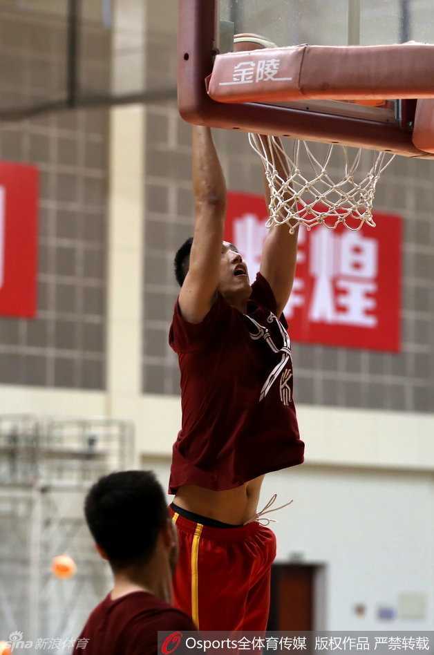 人称“小库里”的赵岩昊在三分线外张手命中，投篮动作一气呵成，他飘逸的球风和高命中率为当时略显沉稳的国家队注入了一股青春活力。