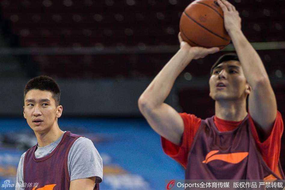 队长吉喆在空无一人的训练馆里，神情专注地跳起投篮，每一个动作都力求完美，汗水早已浸透了他的球衣。