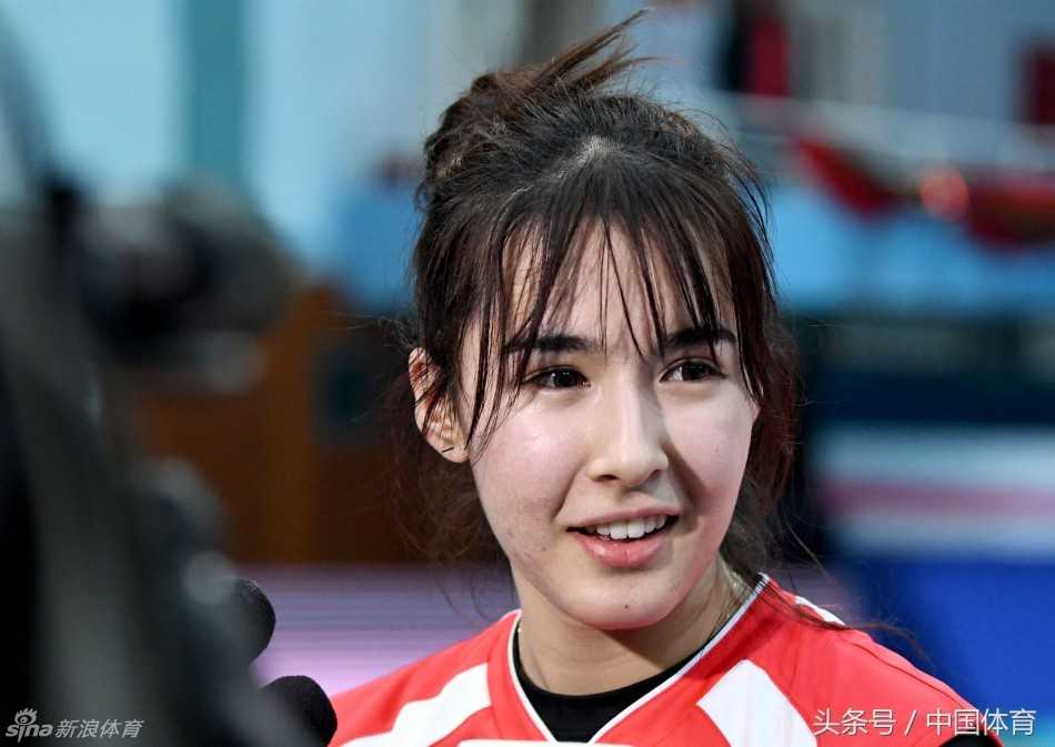 比赛结束后，阿迪娜与队友们一起站上领奖台，手捧银色的奖牌，虽然眼中有一丝对冠军的渴望，但更多的是并肩作战后的释然与骄傲