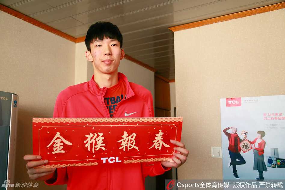 王子瑞穿着深色休闲外套，眼神清澈地望向镜头，嘴角微微上扬，透着一股天然的呆萌气质，仿佛邻家安静的弟弟。