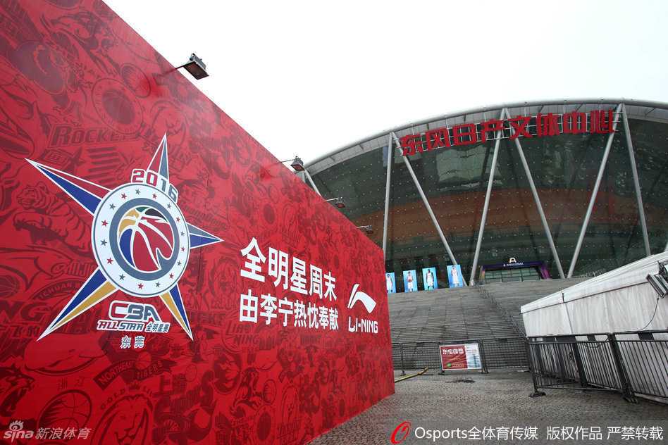 老将胡雪峰在球员通道中整理球衣，眼神中透露出坚定与从容，他即将以球员和教练双重身份书写CBA历史新篇章