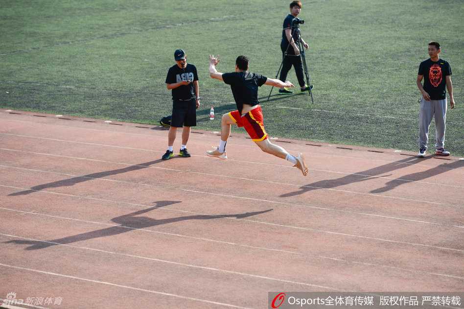 教学赛中，翟晓川高高跃起，拼尽全力争抢篮板，他一丝不苟的比赛态度和出色的运动能力，成为了中国男篮锋线上的一道坚实屏障。