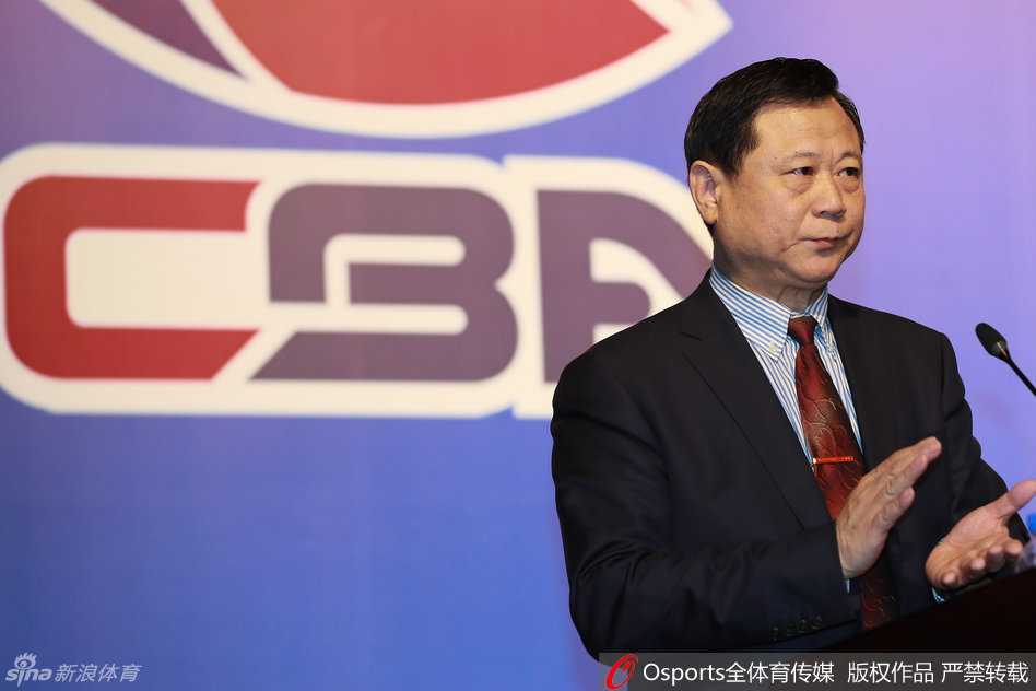 姚明以副董事长的身份在讲台上发言，身后是巨大的CBA公司Logo，他神情专注而坚定，这一刻，他不再仅仅是上海队的老板，更是整个CBA联赛改革的引领者与代言人。