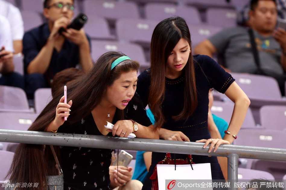 李根女友看台上凝神静气，目光紧紧跟随场上球员，精致的五官在灯光下美艳动人。