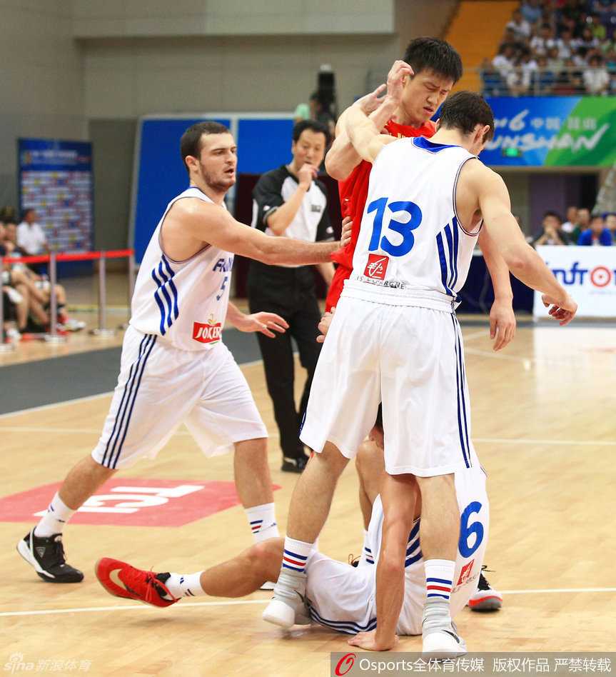 王哲林在禁区强硬卡位，他张开双臂牢牢占据有利位置，身体绷紧如一张弓，随时准备迎接对手的冲击。